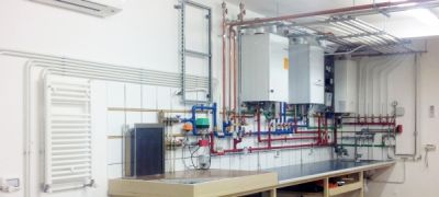 Impianti idraulici e termoclima nella sala tecnica della Termoidraulica Nigrelli