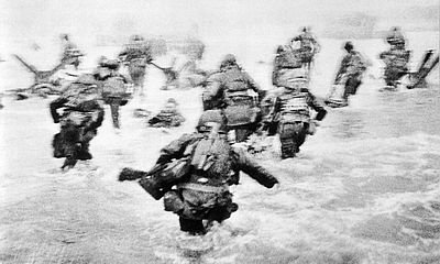 Militari americani sbarcano sulla spiaggia Omaha in Normandia nella celebre foto di Robert Capa