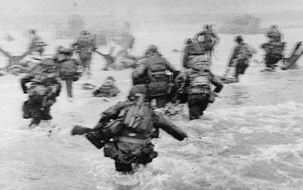 Militari americani sbarcano sulla spiaggia Omaha in Normandia nella celebre foto di Robert Capa